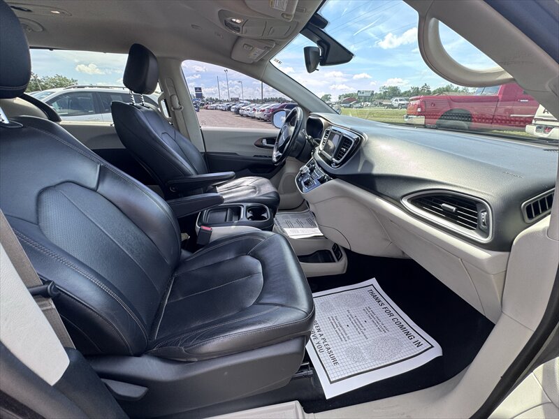 2018 Chrysler Pacifica Touring L - Photo 14 - Brainerd, MN 56401