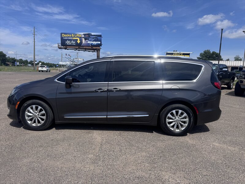 2018 Chrysler Pacifica Touring L - Photo 6 - Brainerd, MN 56401