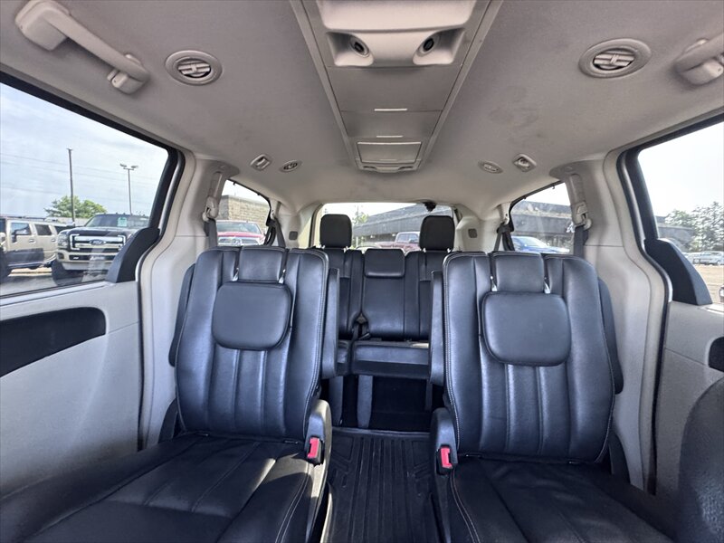 2015 Chrysler Town & Country Touring - Photo 11 - Brainerd, MN 56401