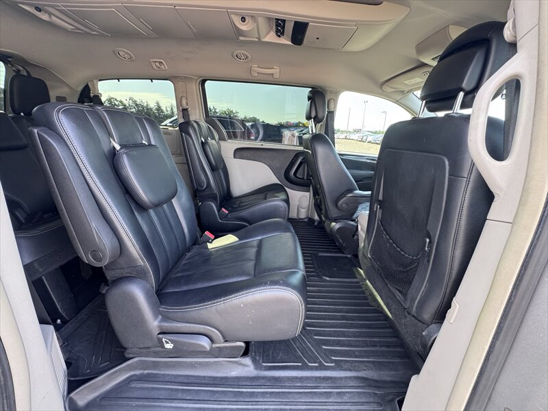 2015 Chrysler Town & Country Touring - Photo 12 - Brainerd, MN 56401