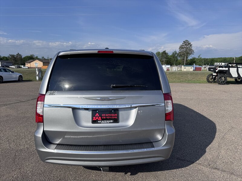 2015 Chrysler Town & Country Touring - Photo 8 - Brainerd, MN 56401