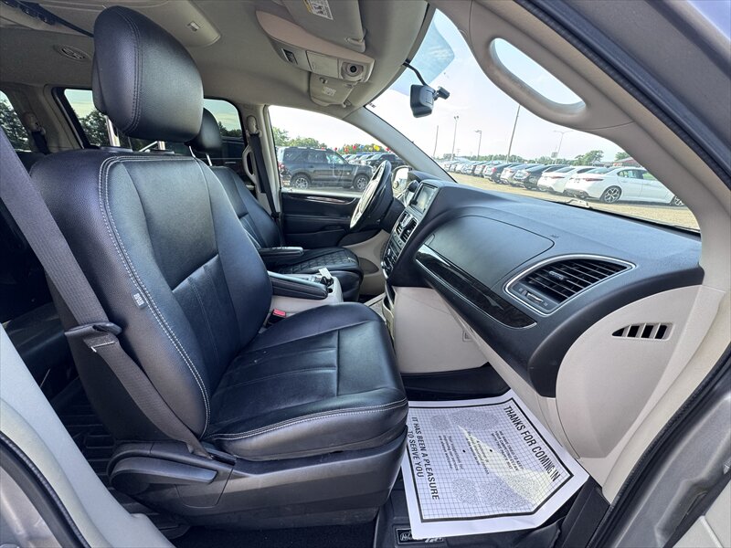2015 Chrysler Town & Country Touring - Photo 16 - Brainerd, MN 56401