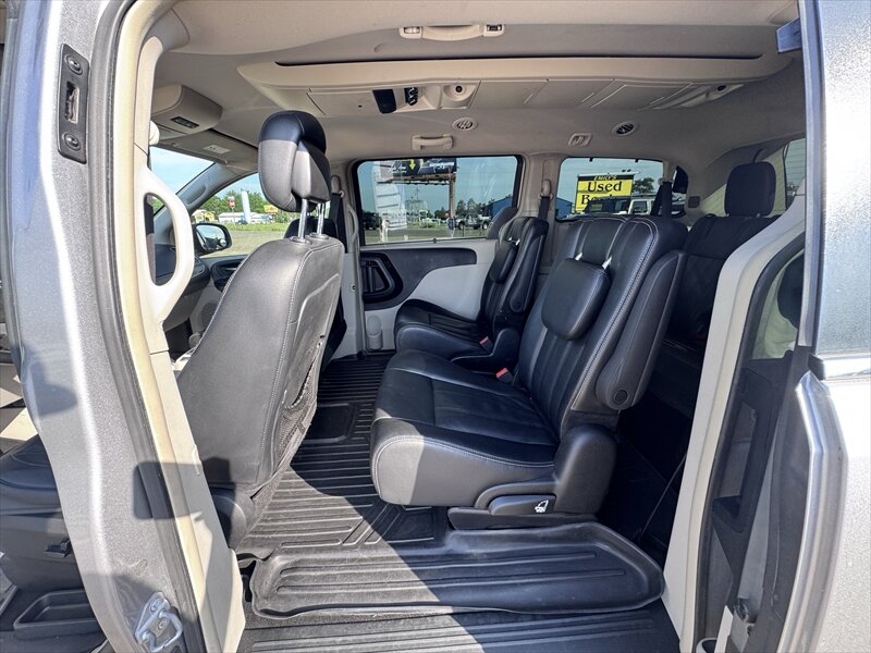 2015 Chrysler Town & Country Touring - Photo 13 - Brainerd, MN 56401
