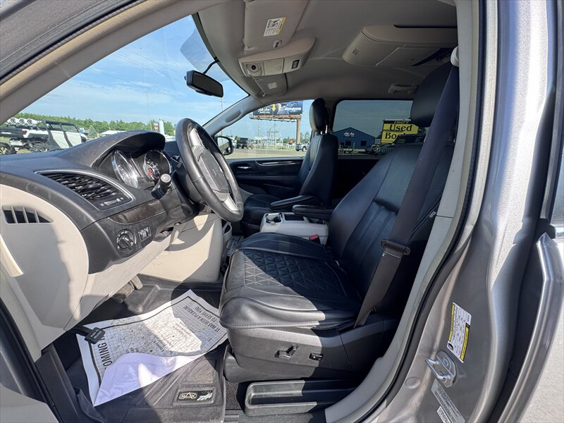 2015 Chrysler Town & Country Touring - Photo 15 - Brainerd, MN 56401