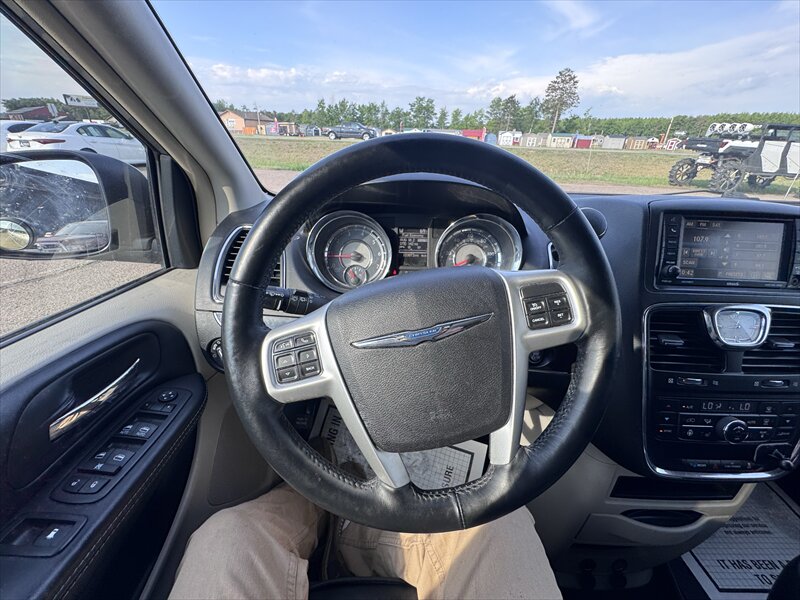 2015 Chrysler Town & Country Touring - Photo 18 - Brainerd, MN 56401