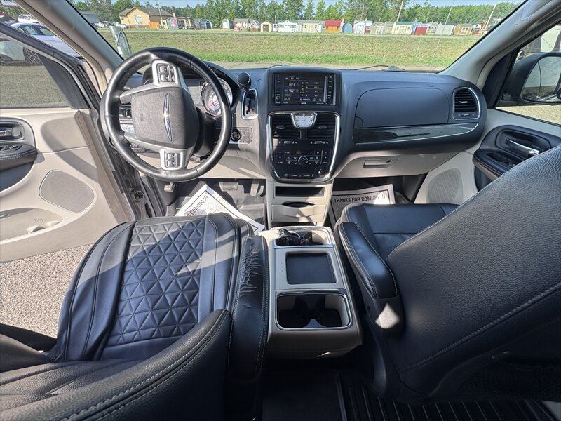 2015 Chrysler Town & Country Touring - Photo 17 - Brainerd, MN 56401