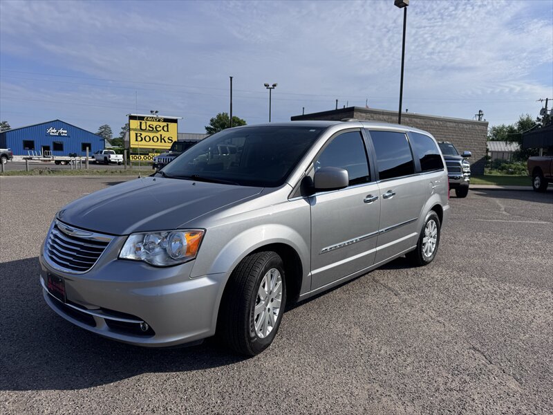 2015 Chrysler Town & Country Touring   - Photo 1 - Brainerd, MN 56401