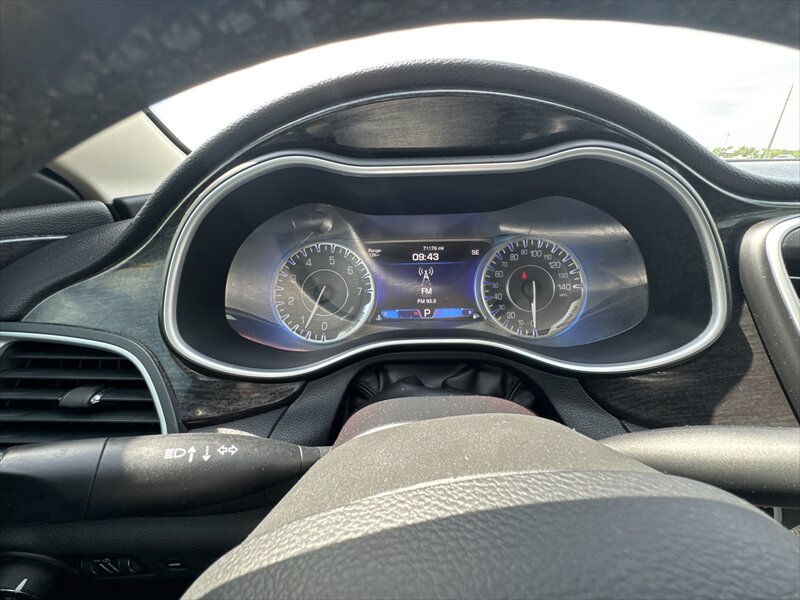 2015 Chrysler 200 Series C - Photo 19 - Brainerd, MN 56401