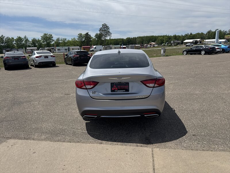 2015 Chrysler 200 Series C - Photo 8 - Brainerd, MN 56401