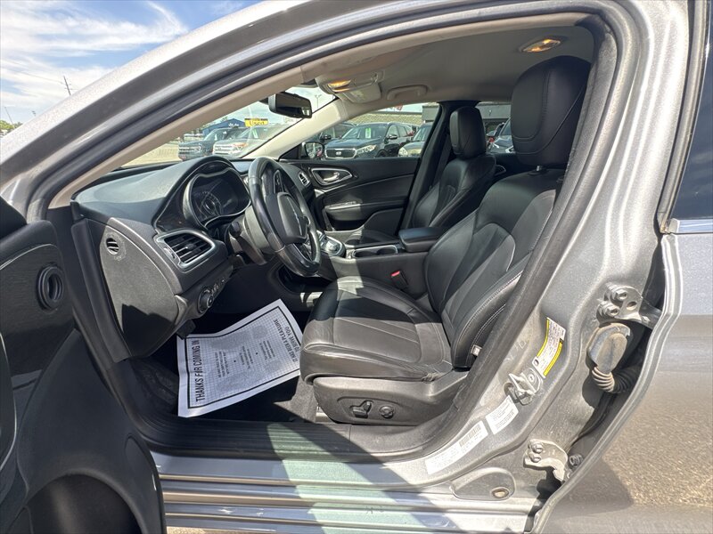 2015 Chrysler 200 Series C - Photo 13 - Brainerd, MN 56401