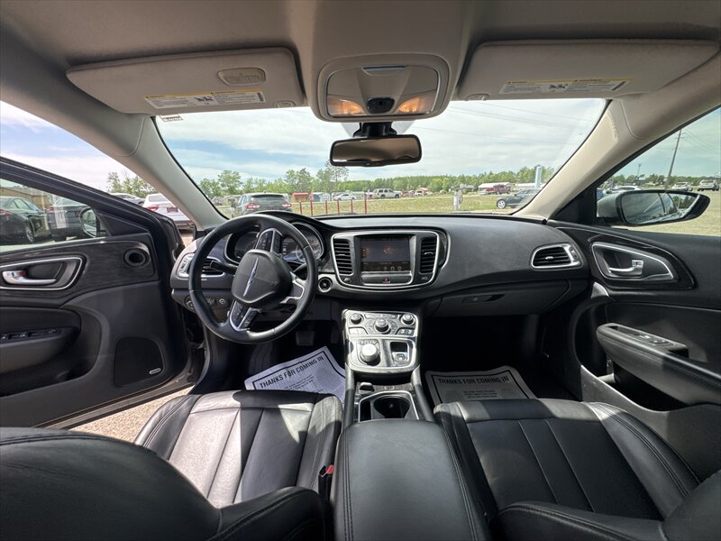 2015 Chrysler 200 Series C - Photo 14 - Brainerd, MN 56401