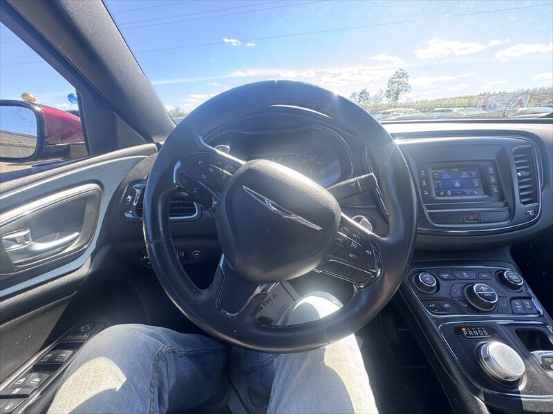 2015 Chrysler 200 Series S - Photo 16 - Brainerd, MN 56401