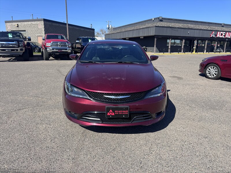 2015 Chrysler 200 Series S - Photo 7 - Brainerd, MN 56401