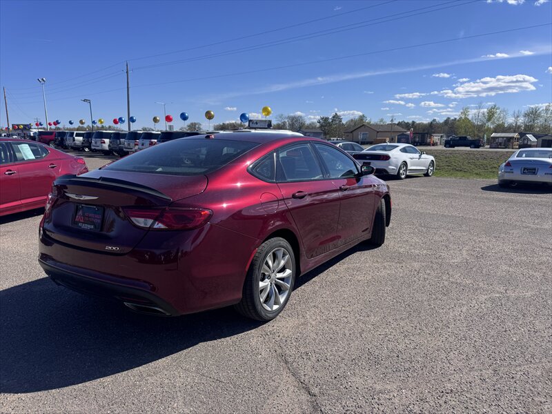 2015 Chrysler 200 Series S - Photo 4 - Brainerd, MN 56401