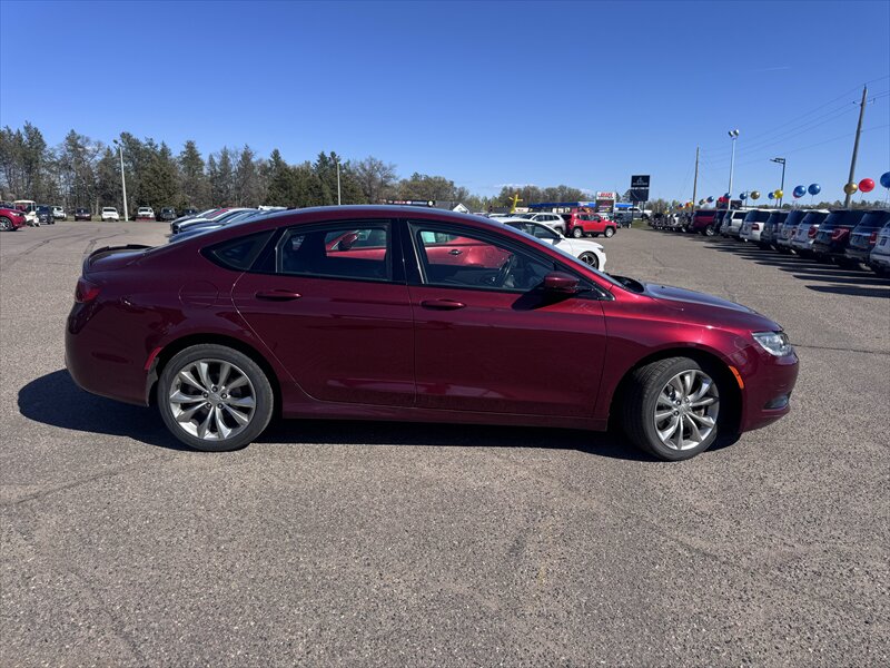 2015 Chrysler 200 Series S - Photo 6 - Brainerd, MN 56401