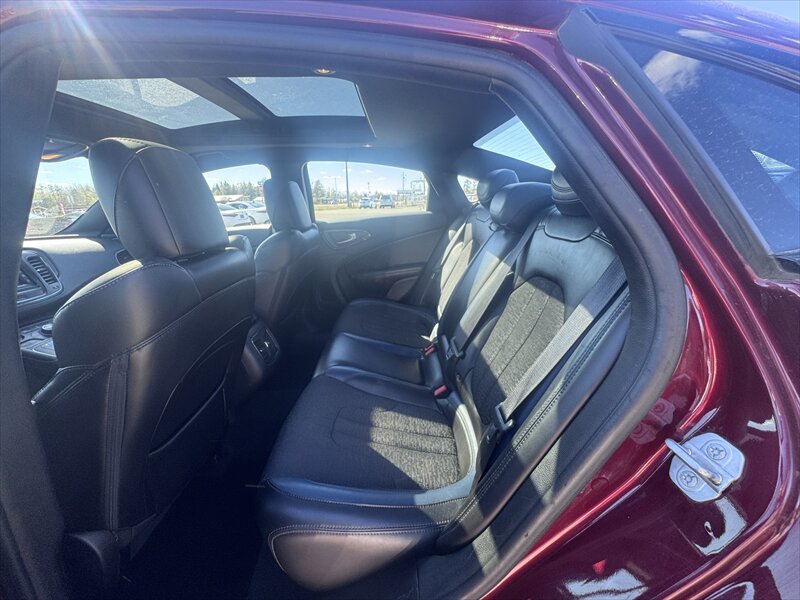 2015 Chrysler 200 Series S - Photo 9 - Brainerd, MN 56401