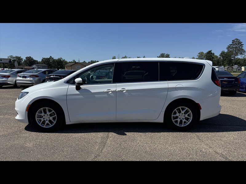2017 Chrysler Pacifica Touring - Photo 8 - Brainerd, MN 56401