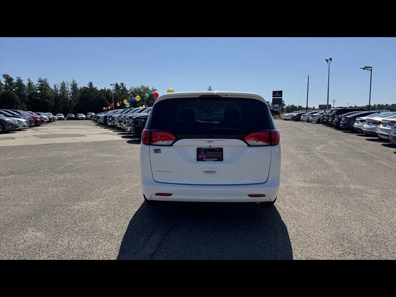 2017 Chrysler Pacifica Touring - Photo 6 - Brainerd, MN 56401