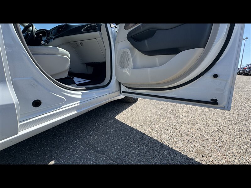 2017 Chrysler Pacifica Touring - Photo 10 - Brainerd, MN 56401