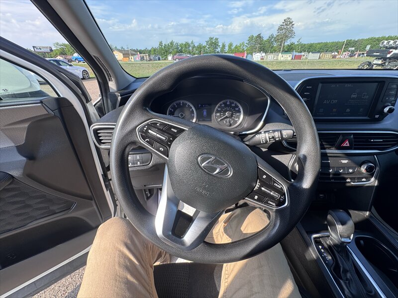 2019 Hyundai Santa Fe SE 2.4L - Photo 13 - Brainerd, MN 56401