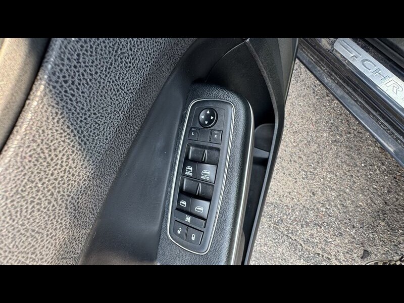 2018 Chrysler 300 Series S - Photo 19 - Brainerd, MN 56401