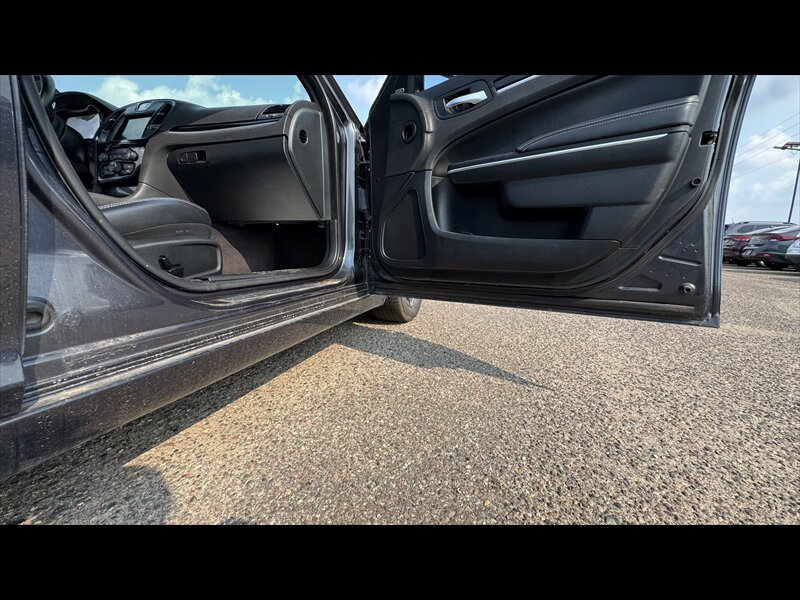 2018 Chrysler 300 Series S - Photo 10 - Brainerd, MN 56401