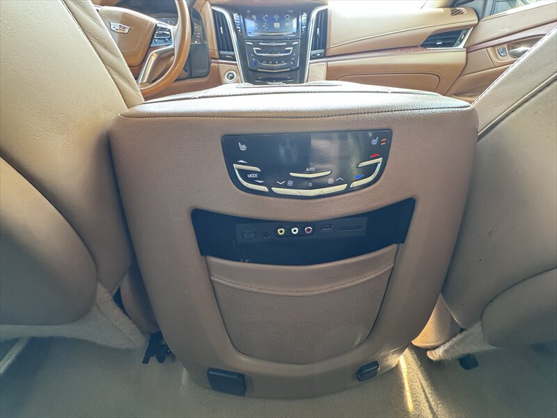 2015 Cadillac Escalade Platinum ESV - Photo 21 - Brainerd, MN 56401