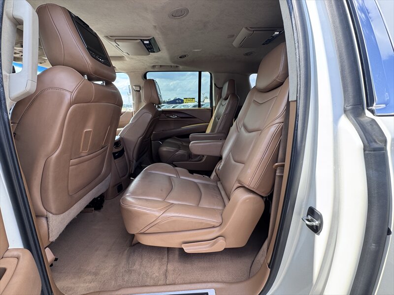 2015 Cadillac Escalade Platinum ESV - Photo 19 - Brainerd, MN 56401