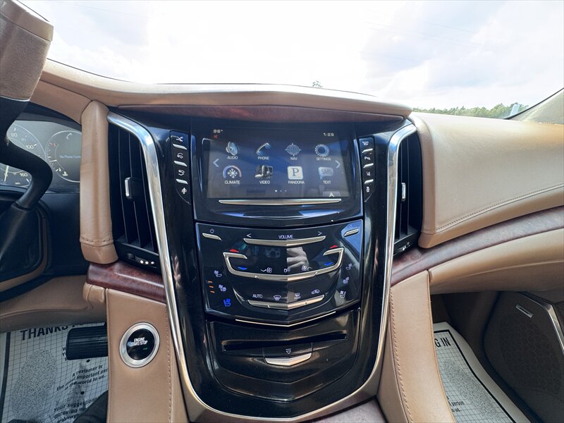 2015 Cadillac Escalade Platinum ESV - Photo 16 - Brainerd, MN 56401
