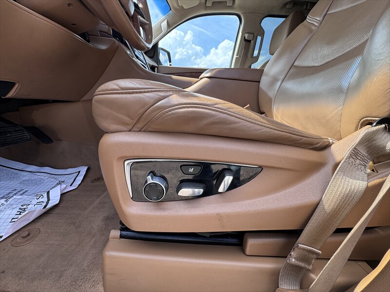 2015 Cadillac Escalade Platinum ESV - Photo 11 - Brainerd, MN 56401