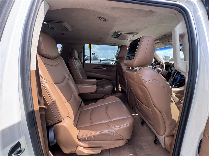 2015 Cadillac Escalade Platinum ESV - Photo 20 - Brainerd, MN 56401