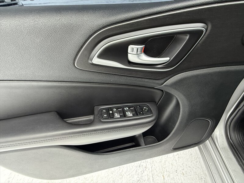 2017 Chrysler 200 Series Limited - Photo 12 - Brainerd, MN 56401