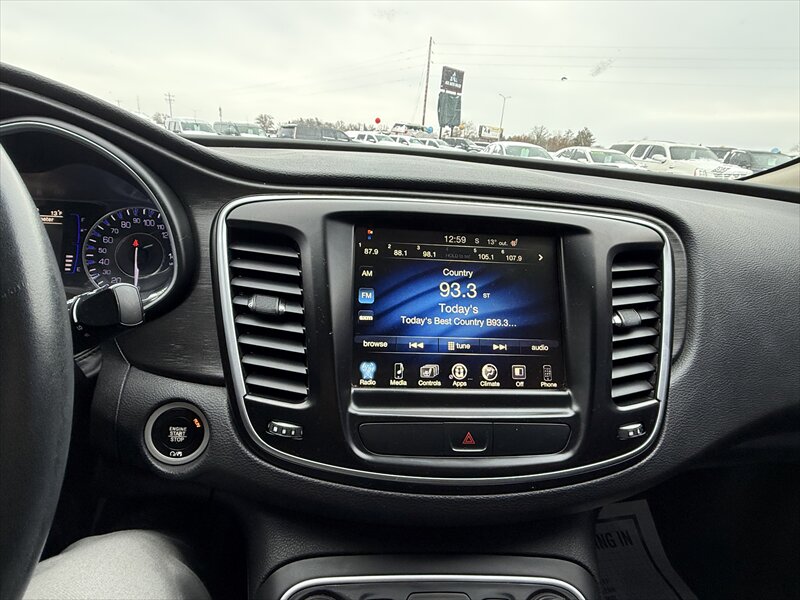 2017 Chrysler 200 Series Limited - Photo 15 - Brainerd, MN 56401