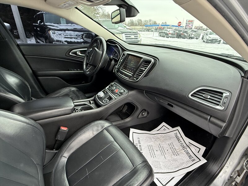 2017 Chrysler 200 Series Limited - Photo 11 - Brainerd, MN 56401