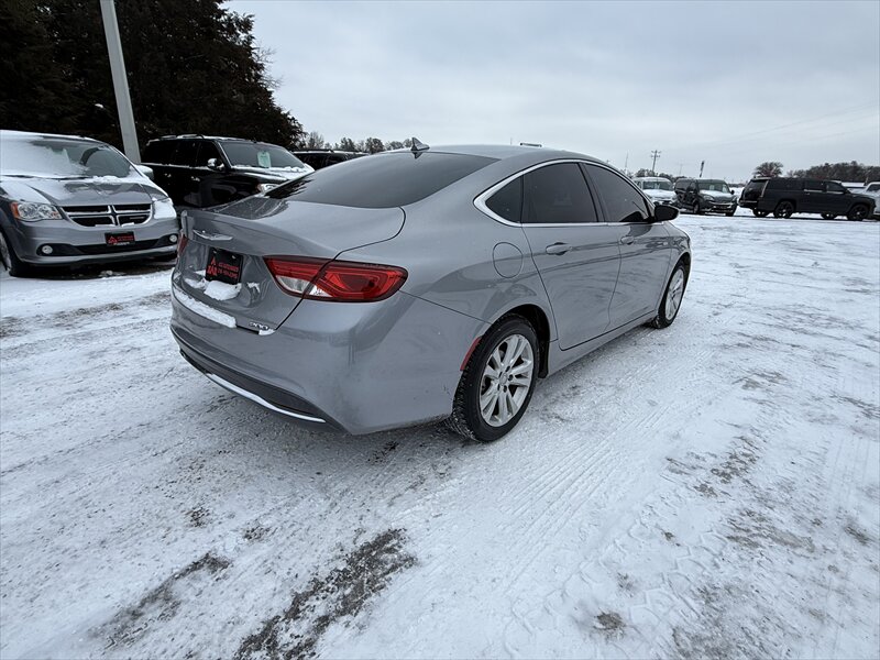2017 Chrysler 200 Series Limited - Photo 4 - Brainerd, MN 56401