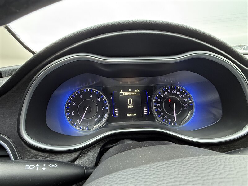 2017 Chrysler 200 Series Limited - Photo 14 - Brainerd, MN 56401