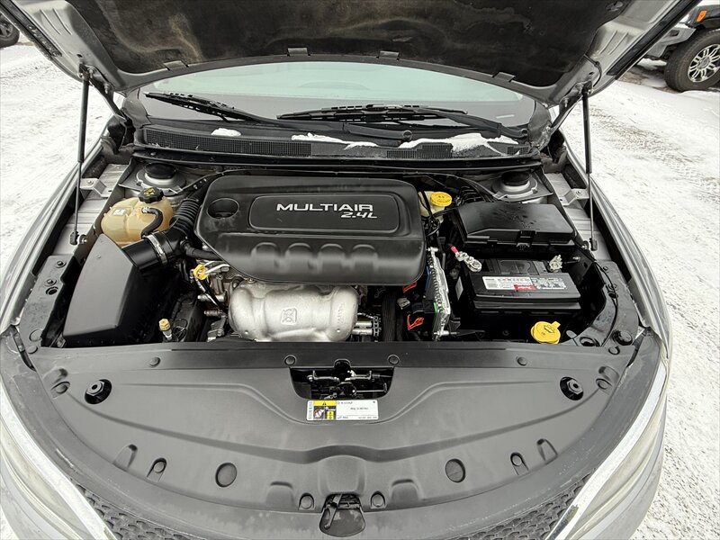 2017 Chrysler 200 Series Limited - Photo 9 - Brainerd, MN 56401