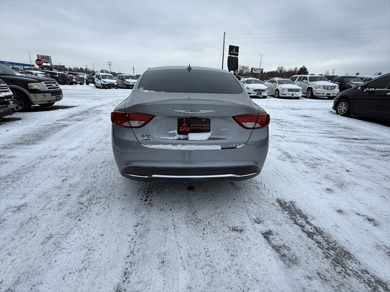 2017 Chrysler 200 Series Limited - Photo 8 - Brainerd, MN 56401