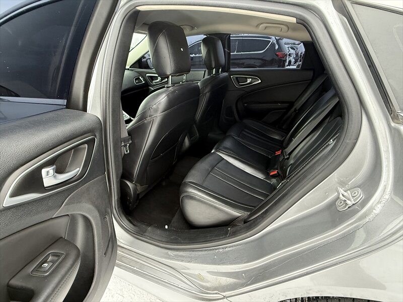 2017 Chrysler 200 Series Limited - Photo 19 - Brainerd, MN 56401