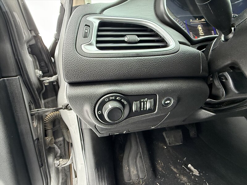 2017 Chrysler 200 Series Limited - Photo 13 - Brainerd, MN 56401