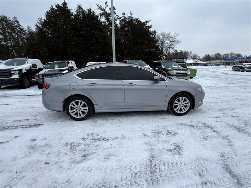 2017 Chrysler 200 Series Limited - Photo 6 - Brainerd, MN 56401