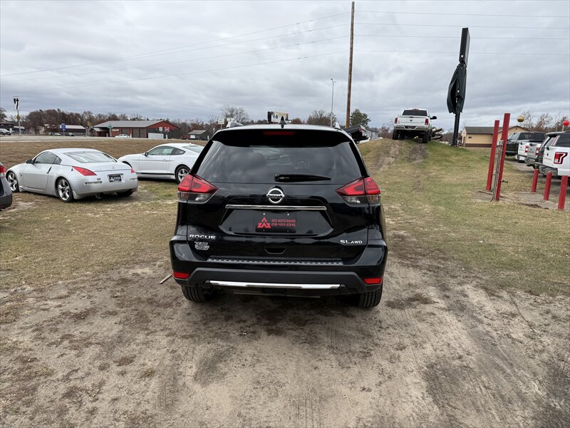 2017 Nissan Rogue SL - Photo 4 - Brainerd, MN 56401