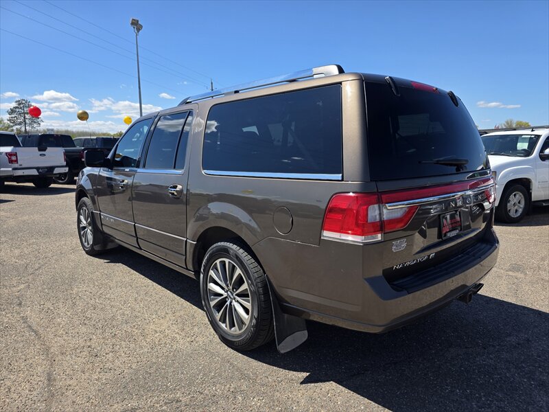2017 Lincoln Navigator Select - Photo 4 - Brainerd, MN 56401