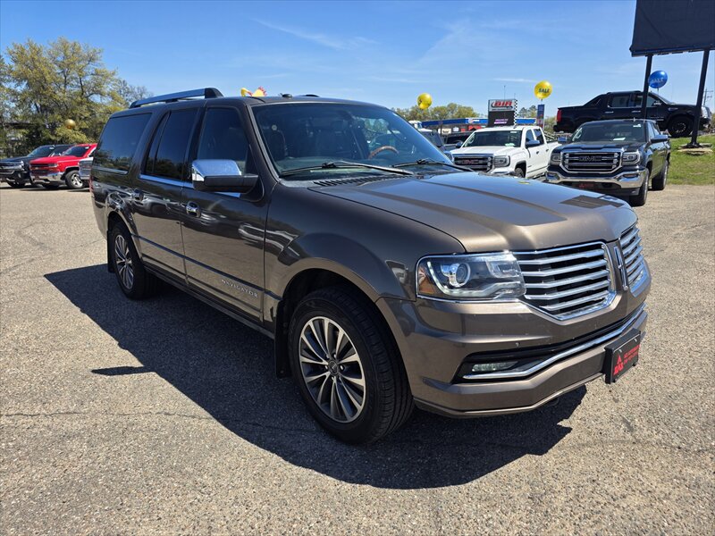 2017 Lincoln Navigator Select - Photo 2 - Brainerd, MN 56401