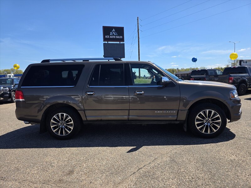 2017 Lincoln Navigator Select - Photo 5 - Brainerd, MN 56401