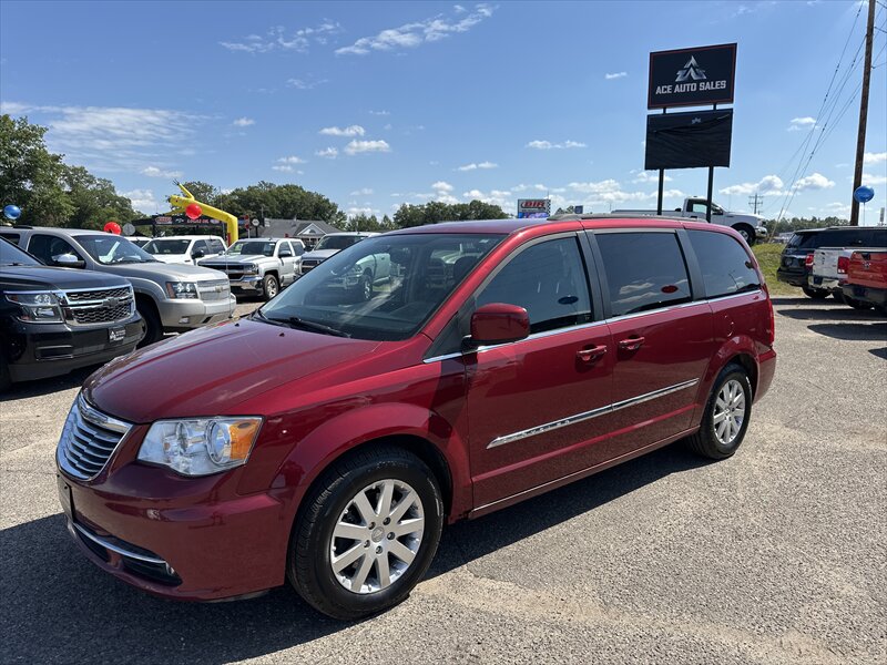 2015 Chrysler Town & Country Touring - Photo 1 - Brainerd, MN 56401