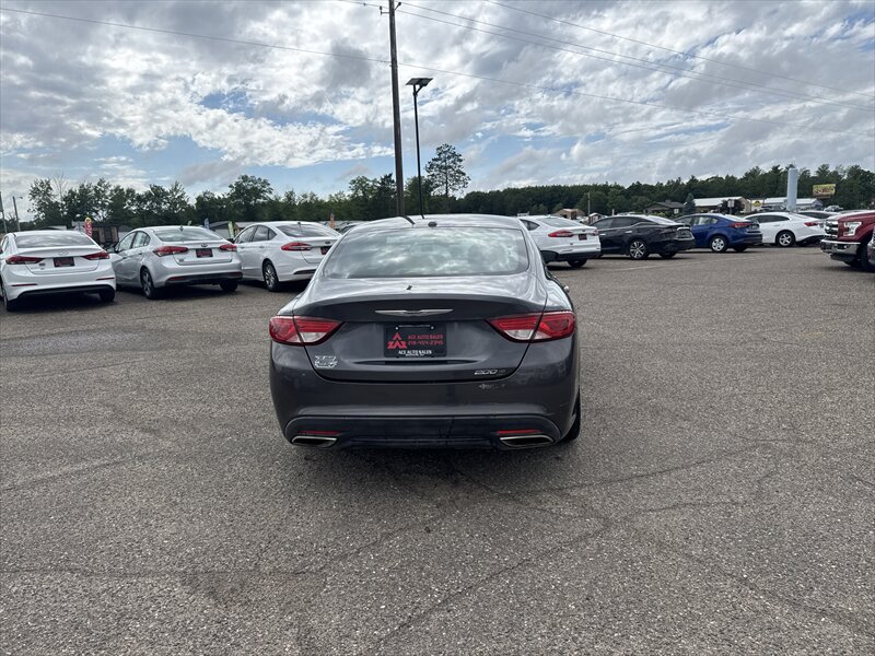 2016 Chrysler 200 Series S - Photo 8 - Brainerd, MN 56401