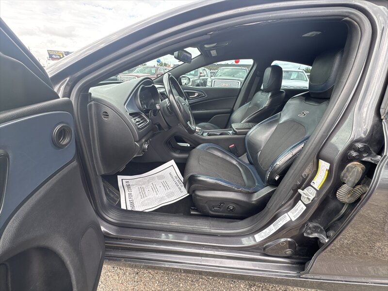 2016 Chrysler 200 Series S - Photo 11 - Brainerd, MN 56401