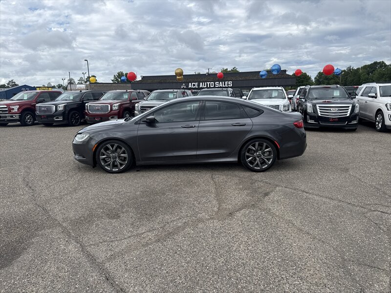 2016 Chrysler 200 Series S - Photo 5 - Brainerd, MN 56401