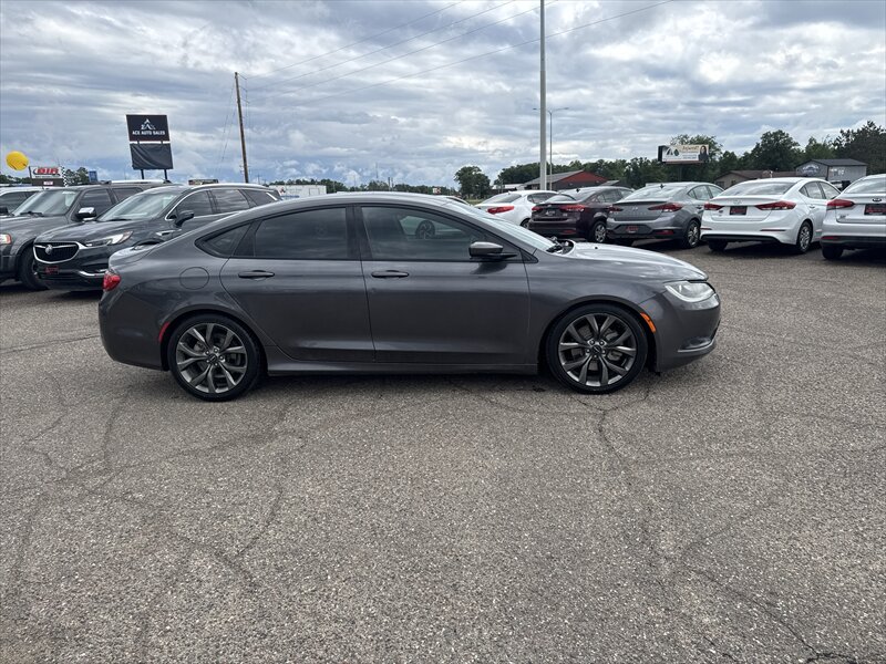 2016 Chrysler 200 Series S - Photo 6 - Brainerd, MN 56401